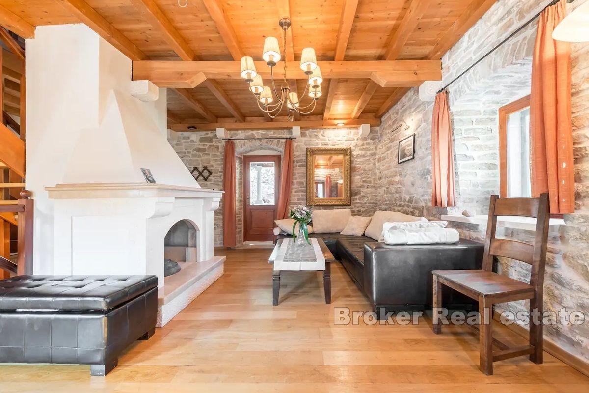 Steinhus med svømmebasseng