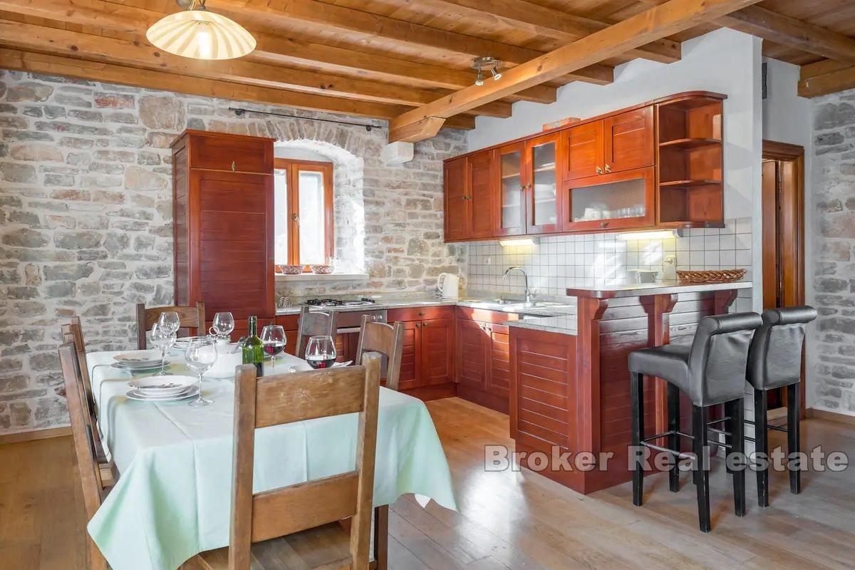 Kamena kuća s bazenom