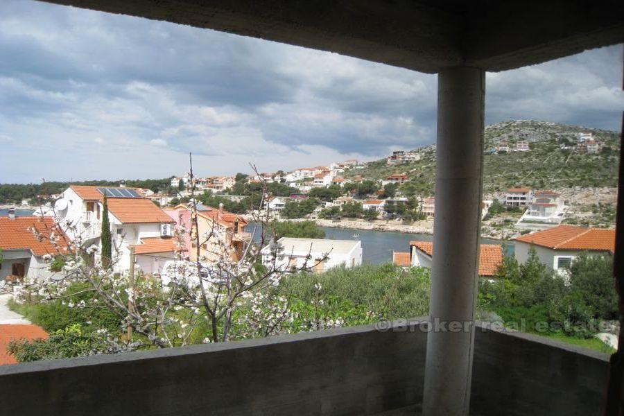 Hus andre rad fra sjøen, til salgs