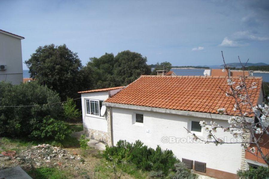 Hus andre rad fra sjøen, til salgs