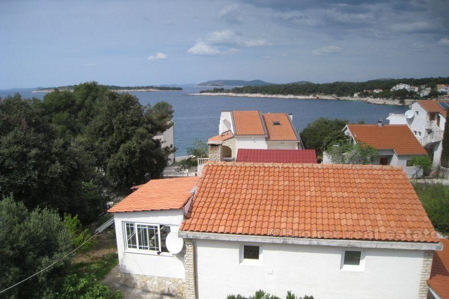 Hus andre rad fra sjøen, til salgs