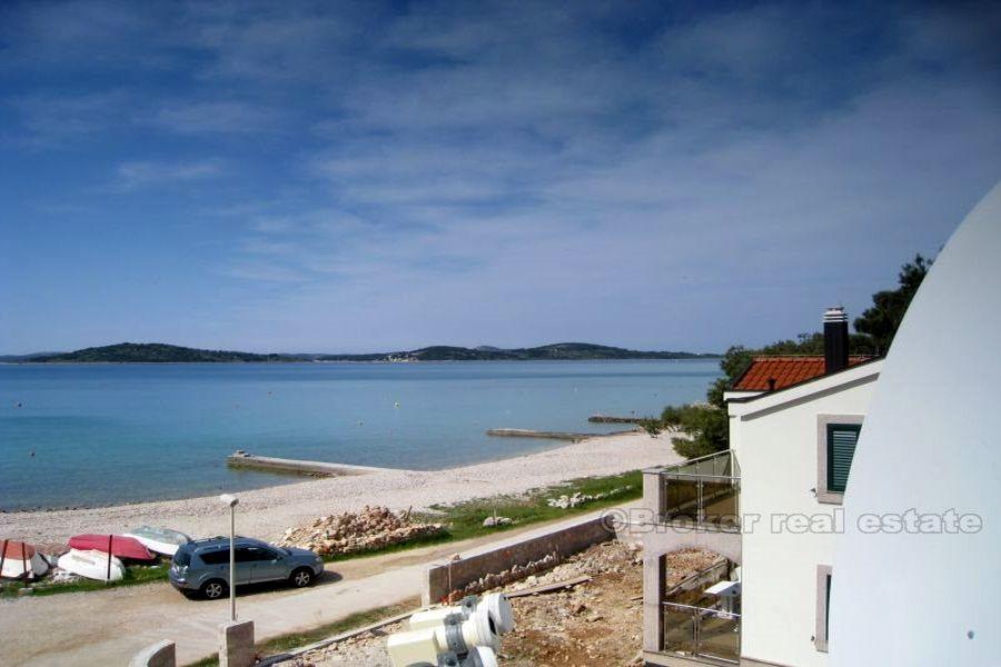 Maison familiale première rangée à la mer, à vendre