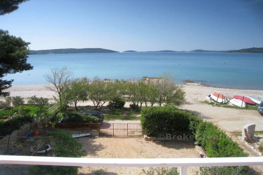 Maison familiale première rangée à la mer, à vendre