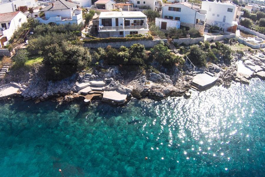 Detached house at first row to the sea, for sale