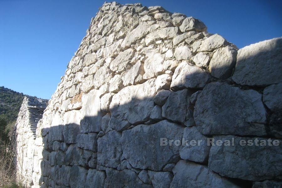 Near Marina, stone house - ruin