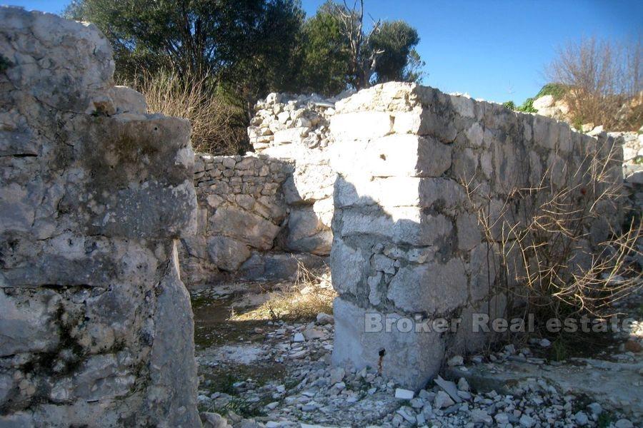 Near Marina, stone house - ruin