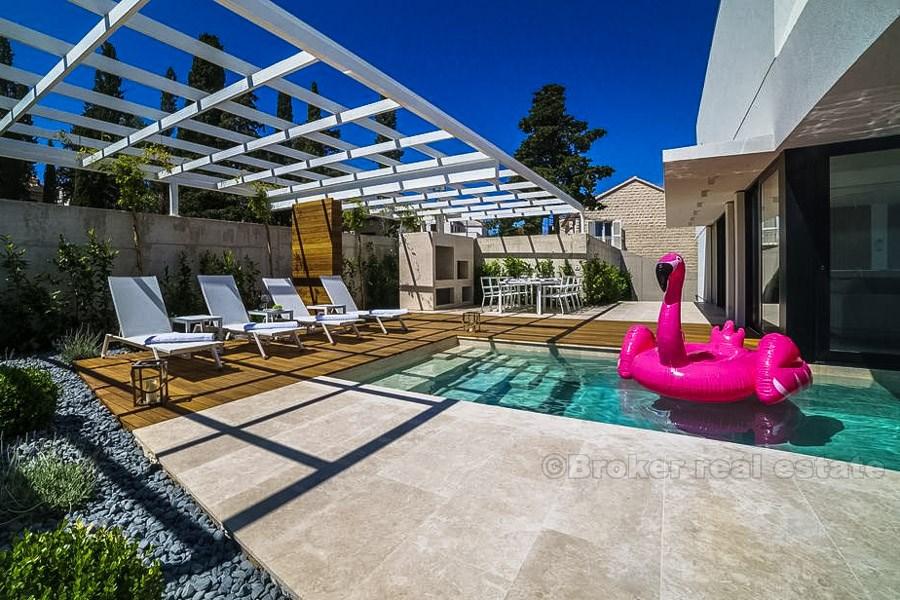 Villa de luxe, avec une belle vue sur la mer, à vendre