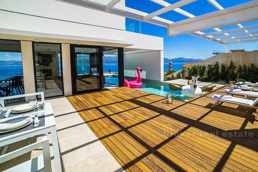Villa de luxe, avec une belle vue sur la mer, à vendre