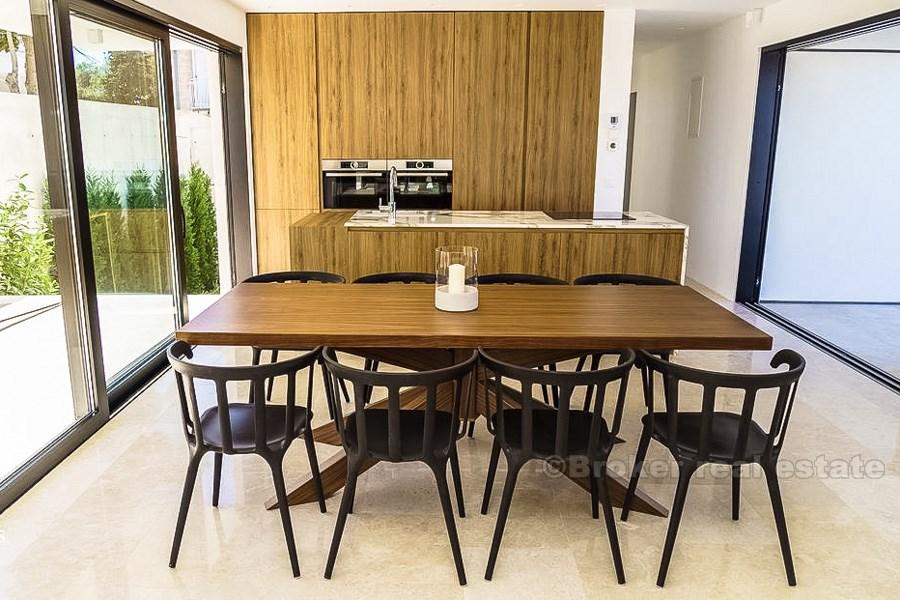 Villa de luxe, avec une belle vue sur la mer, à vendre