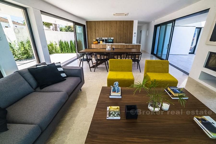 Villa de luxe, avec une belle vue sur la mer, à vendre