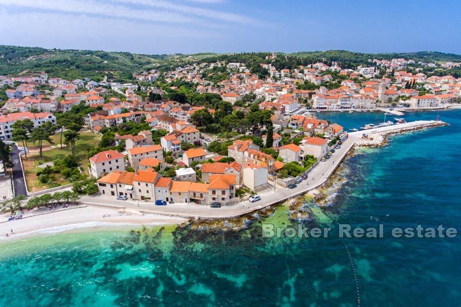 Bygningsland med havutsikt