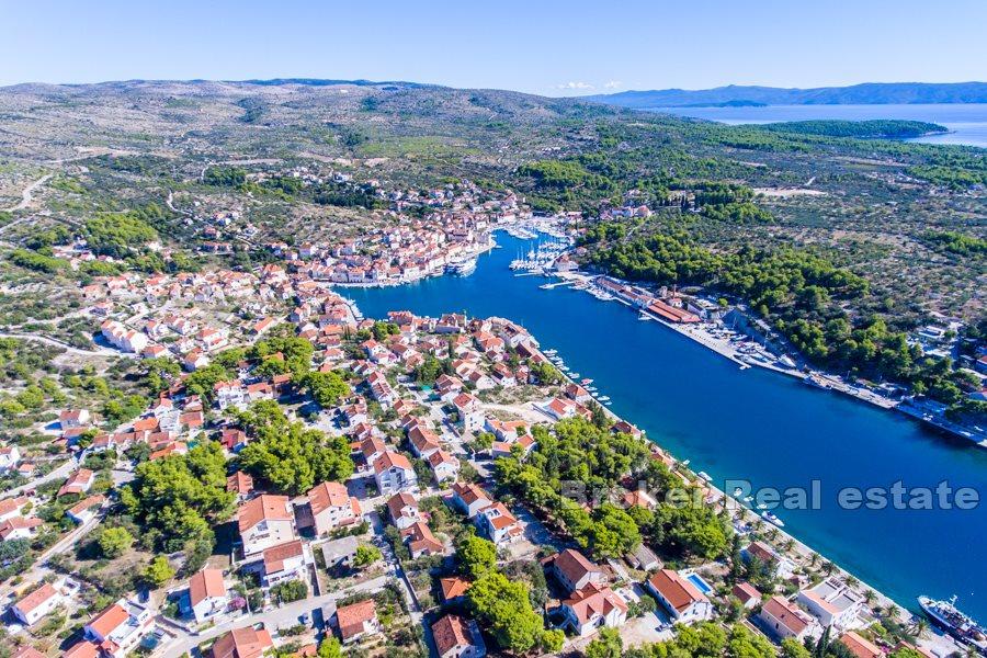 Building land in center of Milna