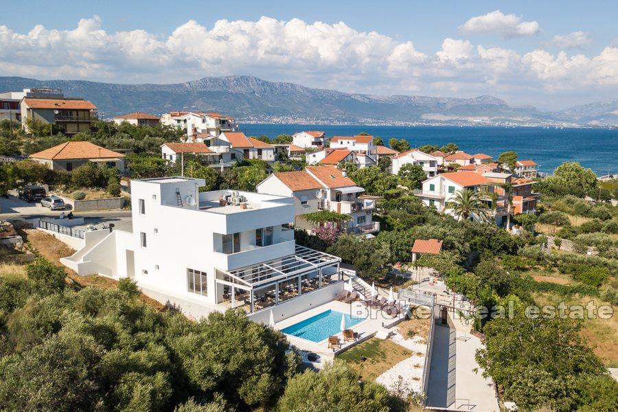 Moderní a luxusní vila s bazénem