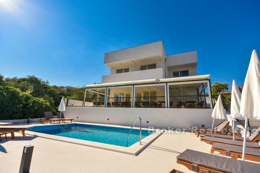 Moderní a luxusní vila s bazénem