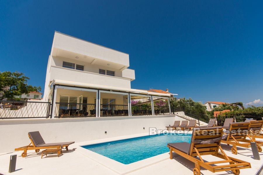 Moderní a luxusní vila s bazénem