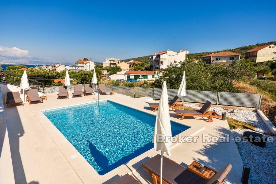 Moderní a luxusní vila s bazénem
