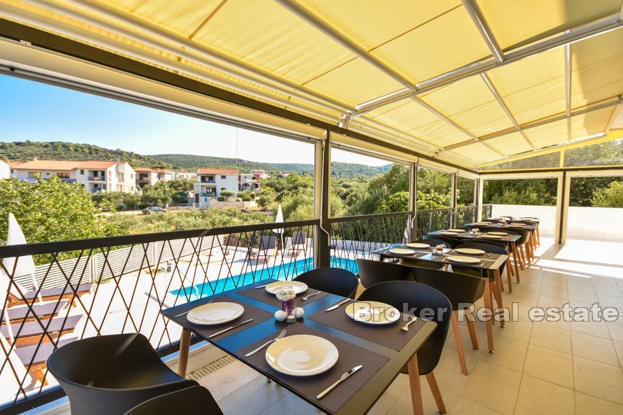 Modern and luxurious villa with pool