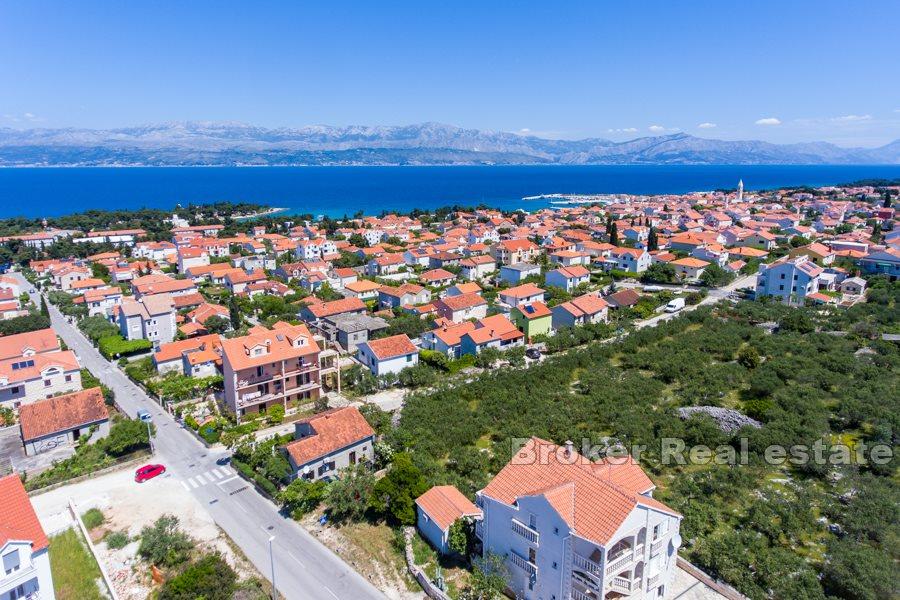 Zemljište s građevinskom dozvolom i pogledom na more