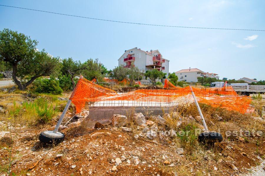 Zemljište s građevinskom dozvolom i pogledom na more