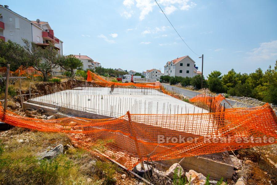 Zemljište s građevinskom dozvolom i pogledom na more