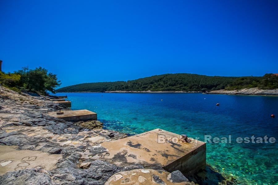 Land i andre rad til sjøen, med åpen utsikt