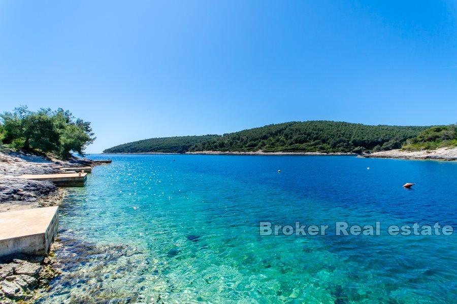 Land i andre rad til sjøen, med åpen utsikt