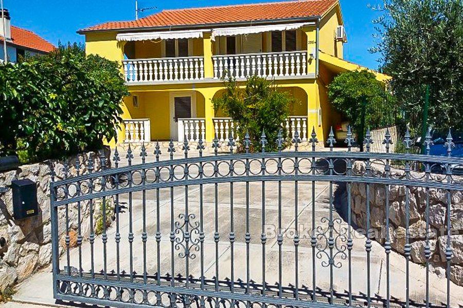 Kuća s bazenom i prostranim vrtom