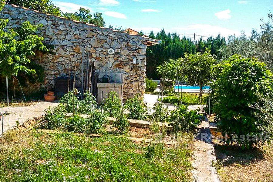 House with pool and spacious garden