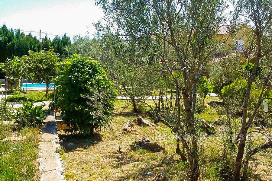 House with pool and spacious garden