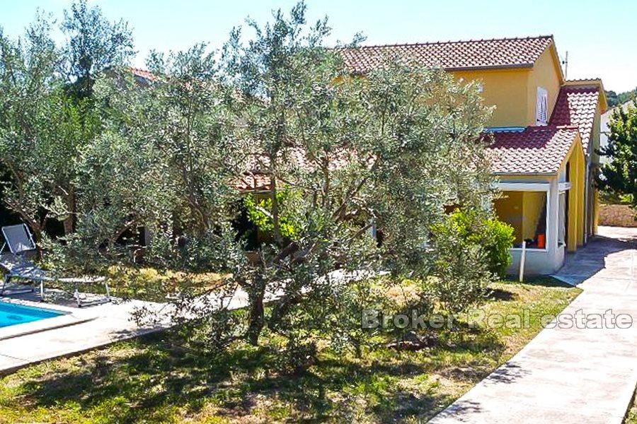 House with pool and spacious garden