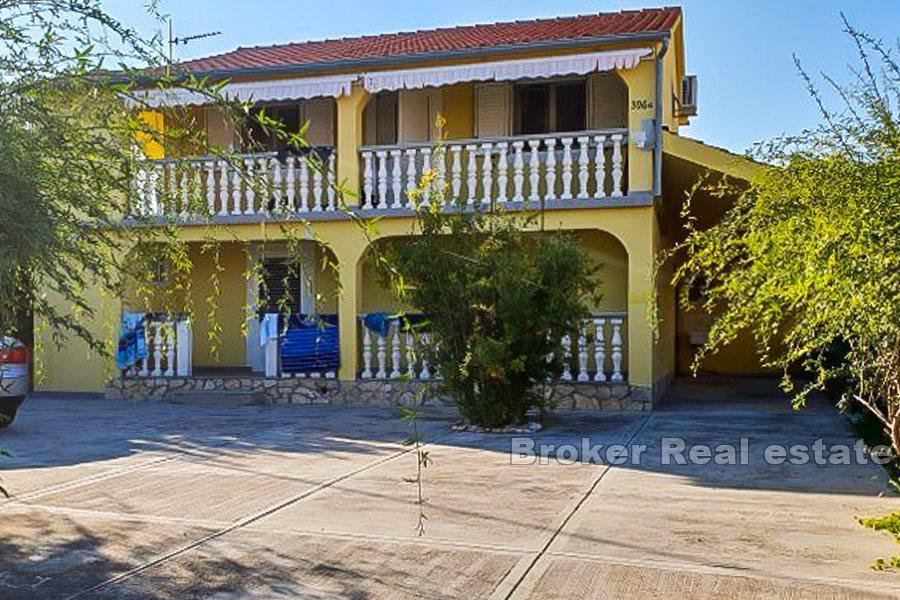 House with pool and spacious garden