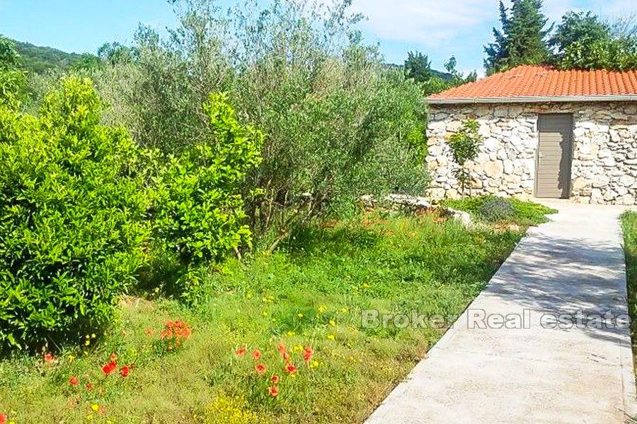 Kuća s bazenom i prostranim vrtom