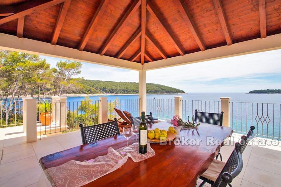 Villa au premier rang de la mer
