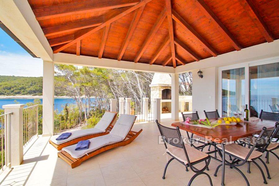 Villa in the first row to the sea