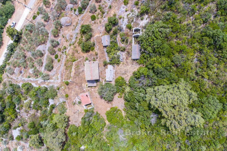 Imanje sa starim kamenim kućama