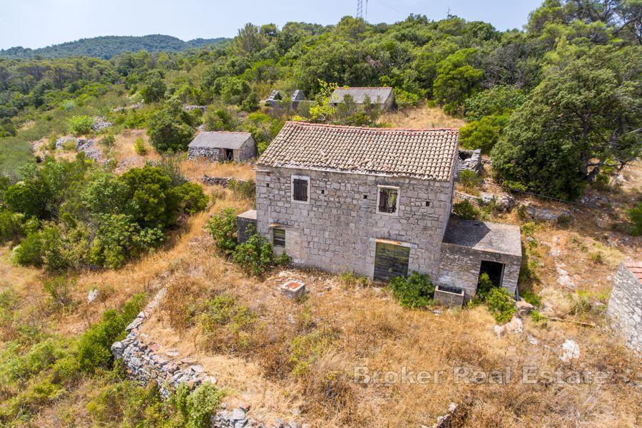 Nemovitost se starými kamennými domy