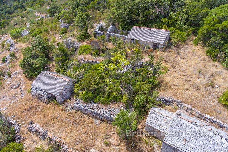 Propriété avec vieilles maisons en pierre