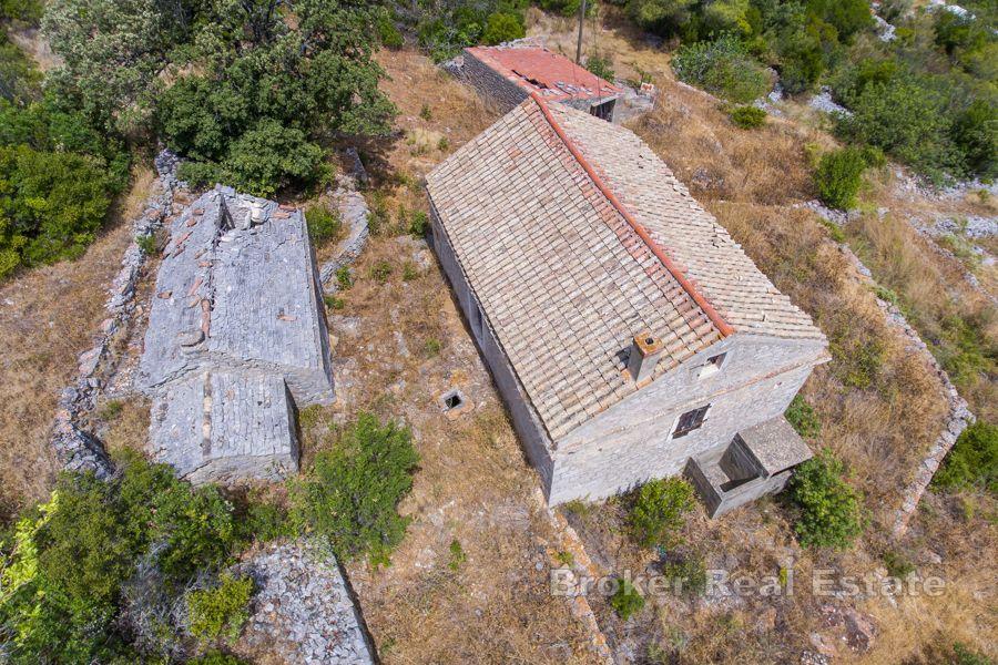 Nemovitost se starými kamennými domy