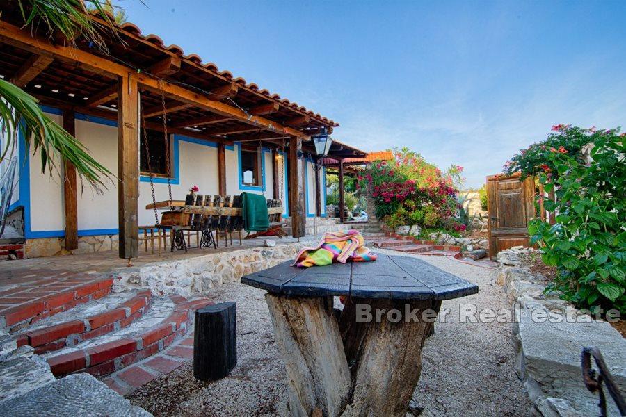 Haus mit großem mediterranem Garten