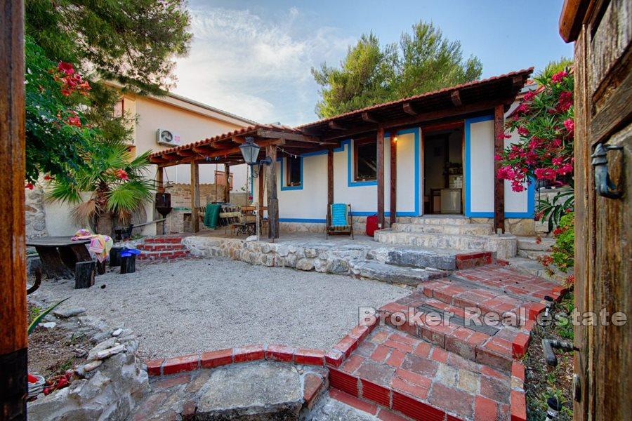 Haus mit großem mediterranem Garten