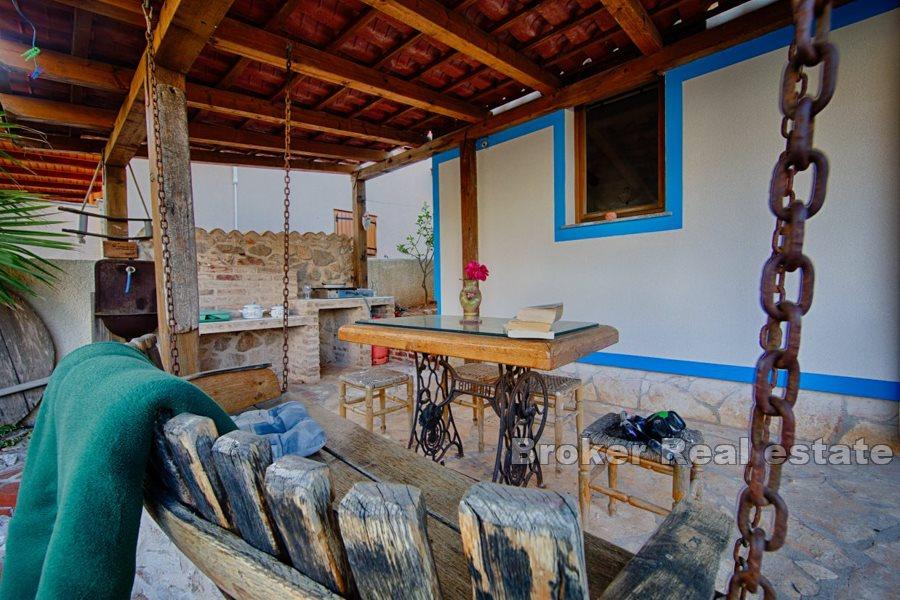 Haus mit großem mediterranem Garten