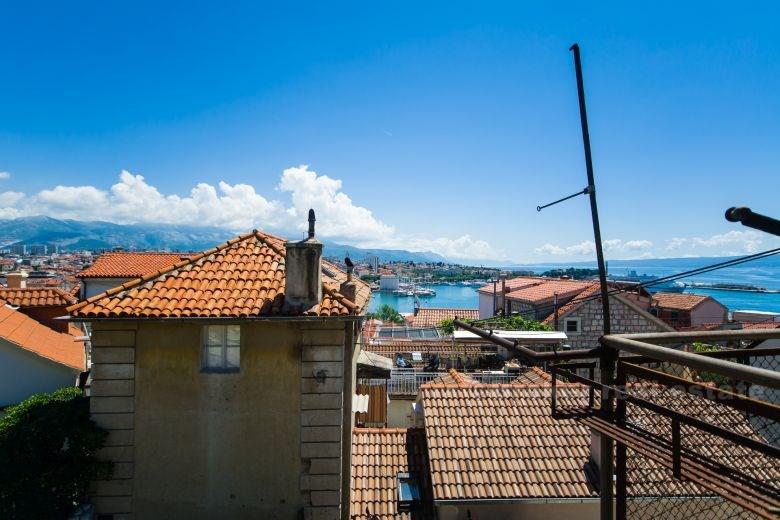 Dvojna kamena kuća s pogledom na more