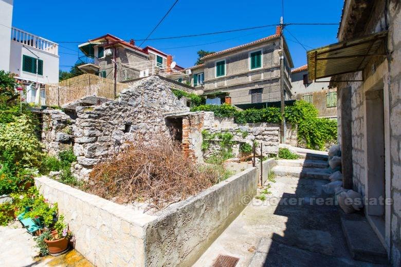 Dvojna kamena kuća s pogledom na more