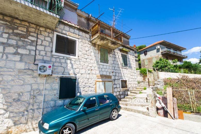Dvojna kamena kuća s pogledom na more