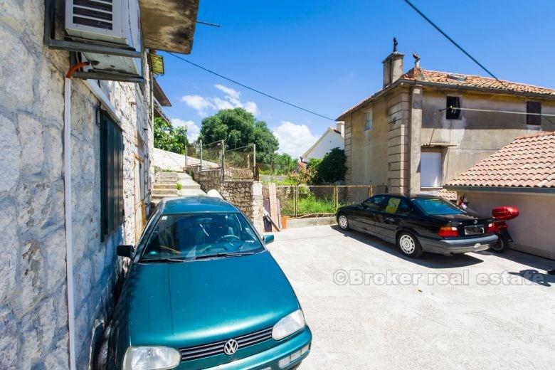 Dvojna kamena kuća s pogledom na more