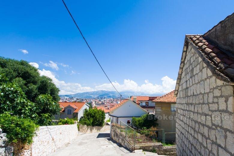 Dvojna kamena kuća s pogledom na more