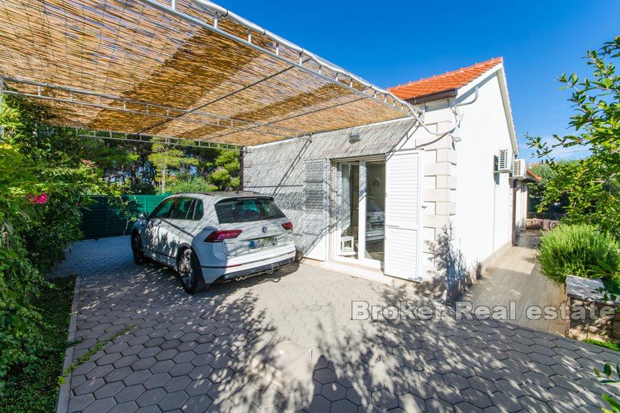 Sjarmerende hus nær sjøen