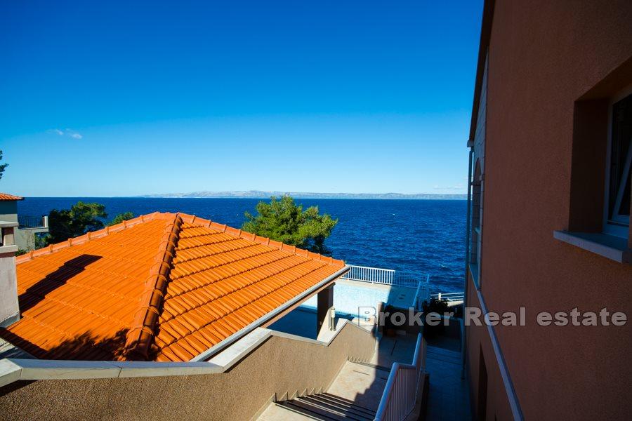 Apartmanska kuća prvi red do mora