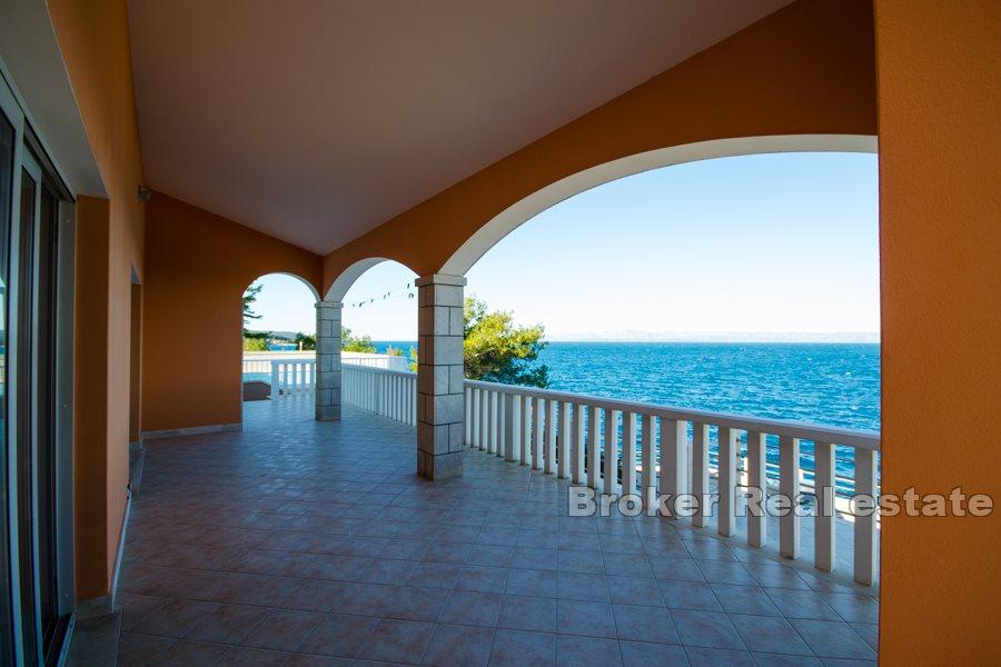 Apartmanska kuća prvi red do mora