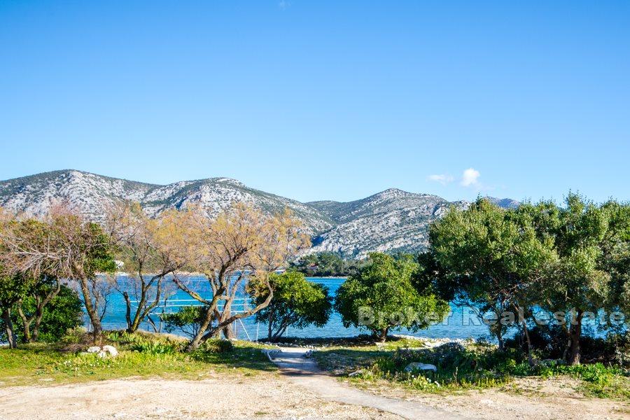 Building land in the first row to the sea